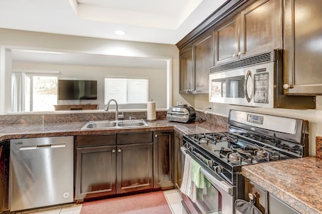 House (3 Bedrooms) | Private kitchen | Microwave, oven, stovetop, dishwasher