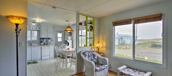 Walk to Beach! The Little Orcas Moclips Cottage