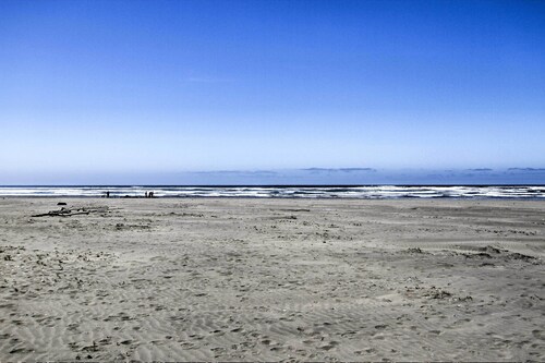 Walk to Beach! The Little Orcas Moclips Cottage