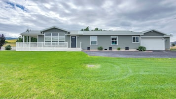 House (3 Bedrooms) | Exterior