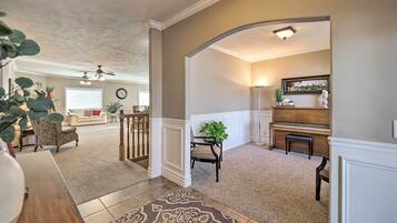 ํ์ฐ์ค (Multiple Bedrooms) | ๋ด๋ถ