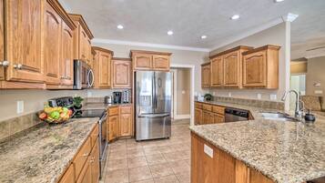 ํ์ฐ์ค (Multiple Bedrooms) | ๋ด๋ถ