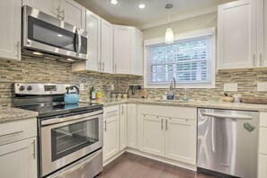 Apartamento (1 Bedroom) | Cozinha privada | Micro-ondas, fogão, cooktop, lava-louças