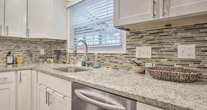 Tree-lined Durham Townhome: Close to Parks!