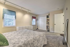 1 bedroom, iron/ironing board, bed sheets - Tree-lined Durham Townhome: Close to Parks! (Durham)
