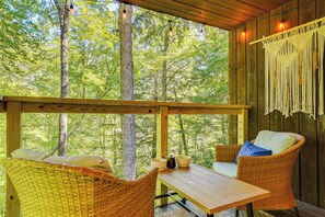 Interior - Vermont Mountain Retreat: The Antler House (Plymouth)