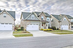 Interior - Resort Amenities & Screened Porch: Ocean View Home (Ocean View)