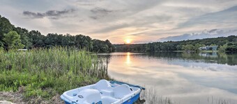 Waterfront Dunlap Cottage: Large Yard + Views