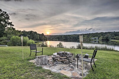 Waterfront Dunlap Cottage: Large Yard + Views