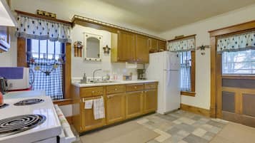 House (2 Bedrooms) | Interior