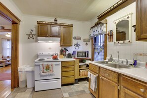 House (2 Bedrooms) | Interior - Charming Urbana Home Near Downtown! (Urbana)