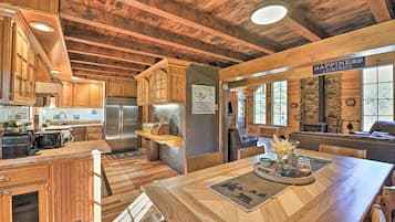 House (6 Bedrooms) | Interior