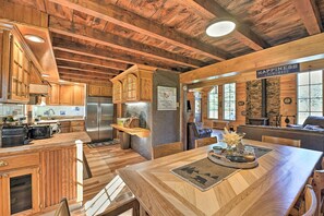 House (6 Bedrooms) | Interior