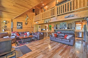 L’intérieur d’une cabine est doté d’un plancher en bois, de canapés en cuir, d’un coin repas et d’une cuisine.