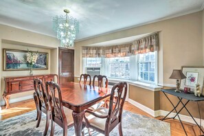 Apartment (3 Bedrooms) | Interior - Yeadon Townhome w/ Porch, 7 Mi to Center City (Lansdowne)