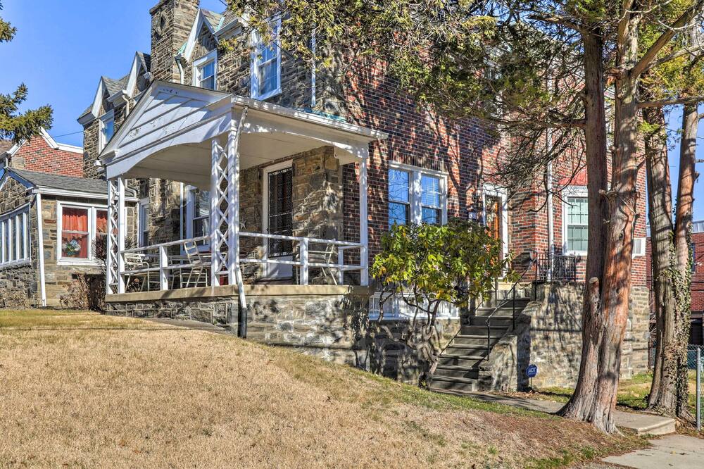 Townhome w/ Porch, 7 Mi to Lincoln Financial Field - Tinicum Township, PA