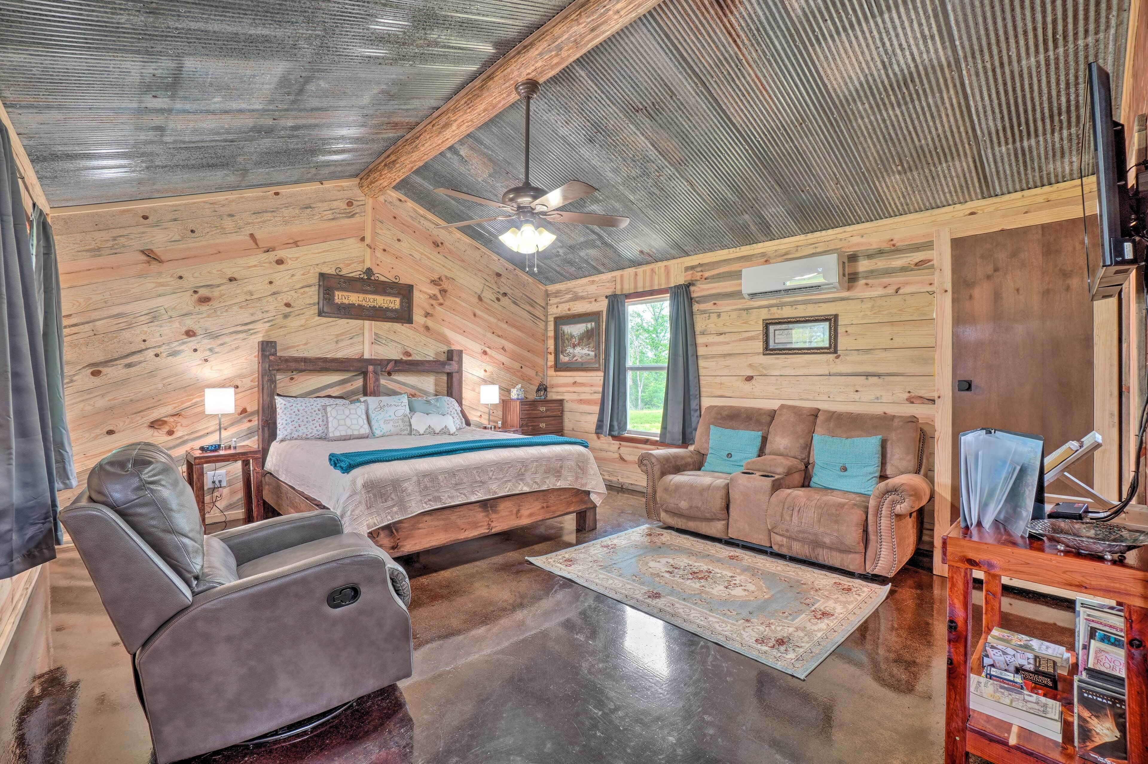 Updated Studio Cabin in Ozark - Mountain View