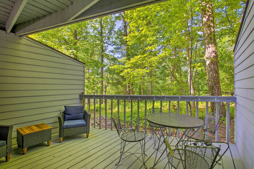 Wintergreen Resort Studio w/ Deck & Ski-out Access