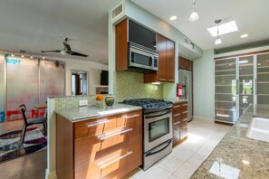 Frigorífico, microondas, horno y placa de cocina