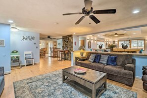 House (5 Bedrooms) | Interior