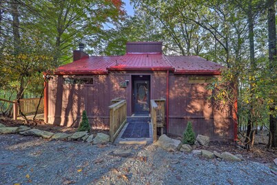 Ski Resort Cabin w/ Deck in Beech Mountain!