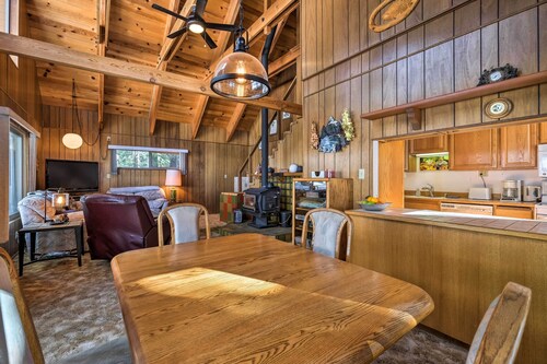 Near Hiking & Skiing: Bear Valley Cabin!