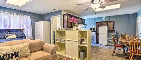 Iron/ironing board, bed sheets