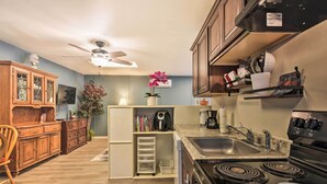 Una cocina con estufa, lavaplatos y armarios de madera.