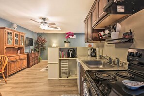 Appartement (0 Bedroom) | Privékeuken | Een microgolfoven, een oven, een kookplaat, een vaatwasser