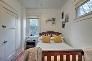 2 bedrooms, iron/ironing board, bed sheets - Aldan Home ~ 9 Mi to Downtown Philadelphia (Clifton Heights)