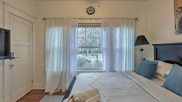 2 bedrooms, iron/ironing board, bed sheets