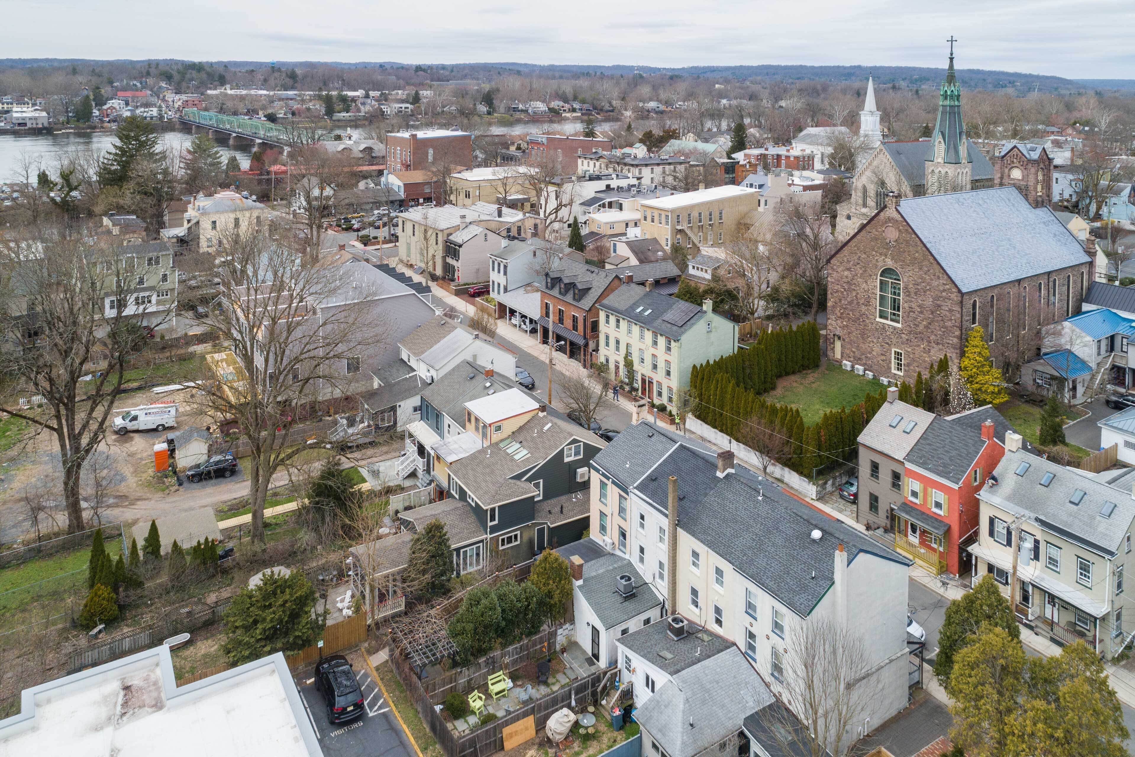 Une ville avec une église imposante, des immeubles d’habitation et un pont en arrière-plan.