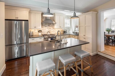 'brooke House' In The Heart of Downtown w/ Patio!