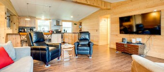 Brookings Home w/ Deck, 1/2 Mi to Harris Beach!