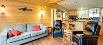 Brookings Home w/ Deck, 1/2 Mi to Harris Beach!