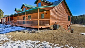 A wooden cabin with a porch, a covered entryway, and a satellite dish. - Keystone Cabin ~ 9 Mi to Mt Rushmore! (Hermosa)