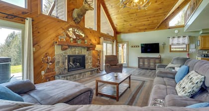 3-acre Benezette Cabin: Hot Tub, Grill & Mtn View