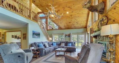 3-acre Benezette Cabin: Hot Tub, Grill & Mtn View