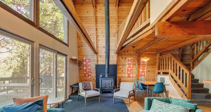 Charming Pinecrest Cabin w/ Private Deck