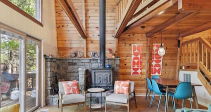 Charming Pinecrest Cabin w/ Private Deck