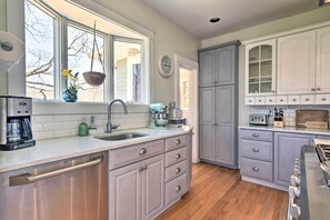 House (2 Bedrooms) | Interior - Charming Retreat w/ Fire Pit & Spacious Yard! (Cortlandt)