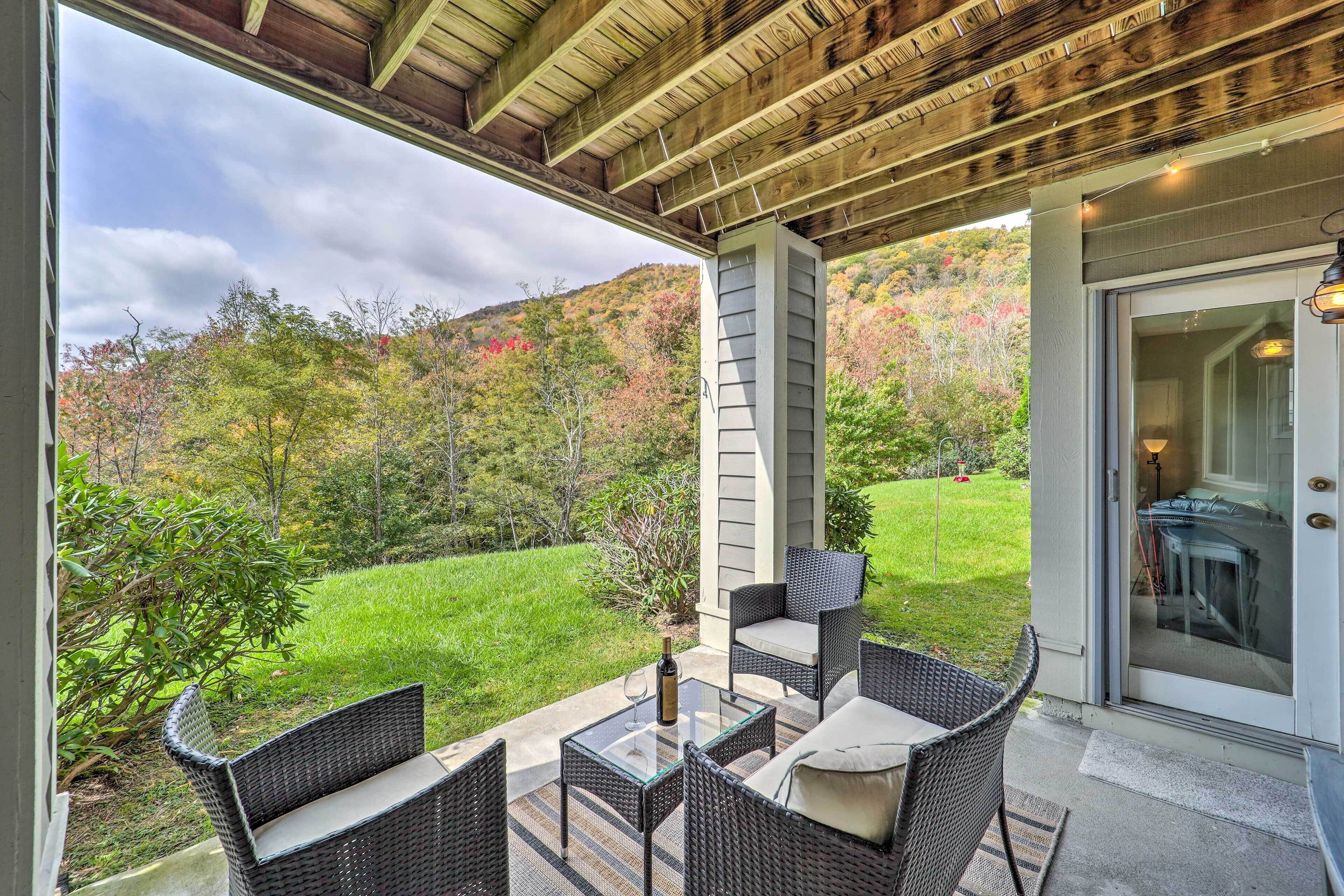 Cozy Condo: Patio + 6 Mi to Sugar Mtn Slopes!