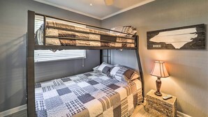 A bunk bed room with a ceiling fan, a quilted bedspread, a small bedside table with a lamp, and a wall map. - Resort Amenities: Beech Mtn Condo Near Skiing! (Banner Elk)