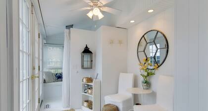 'chincoteague Charm' Escape w/ Bikes & Yard Games!