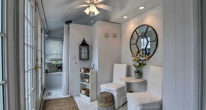 'chincoteague Charm' Escape w/ Bikes & Yard Games!