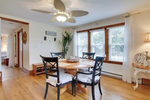 House (4 Bedrooms) | Interior - 'chincoteague Charm' Escape w/ Bikes & Yard Games! (Chincoteague)