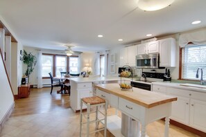 Interior - 'chincoteague Charm' Escape w/ Bikes & Yard Games! (Chincoteague)