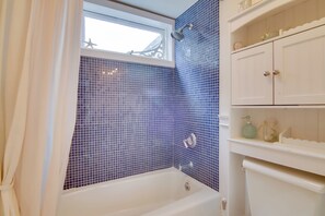 House (4 Bedrooms) | Interior - 'chincoteague Charm' Escape w/ Bikes & Yard Games! (Chincoteague)