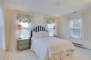 Interior - 'chincoteague Charm' Escape w/ Bikes & Yard Games! (Chincoteague)