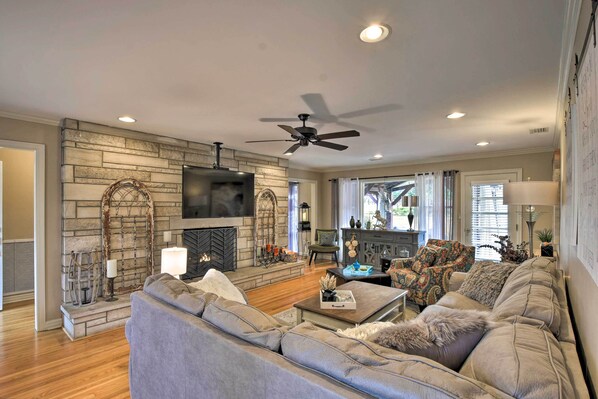 House (3 Bedrooms) | Interior - Charming Florence Getaway w/ Fireplace & Grill! (Florence)